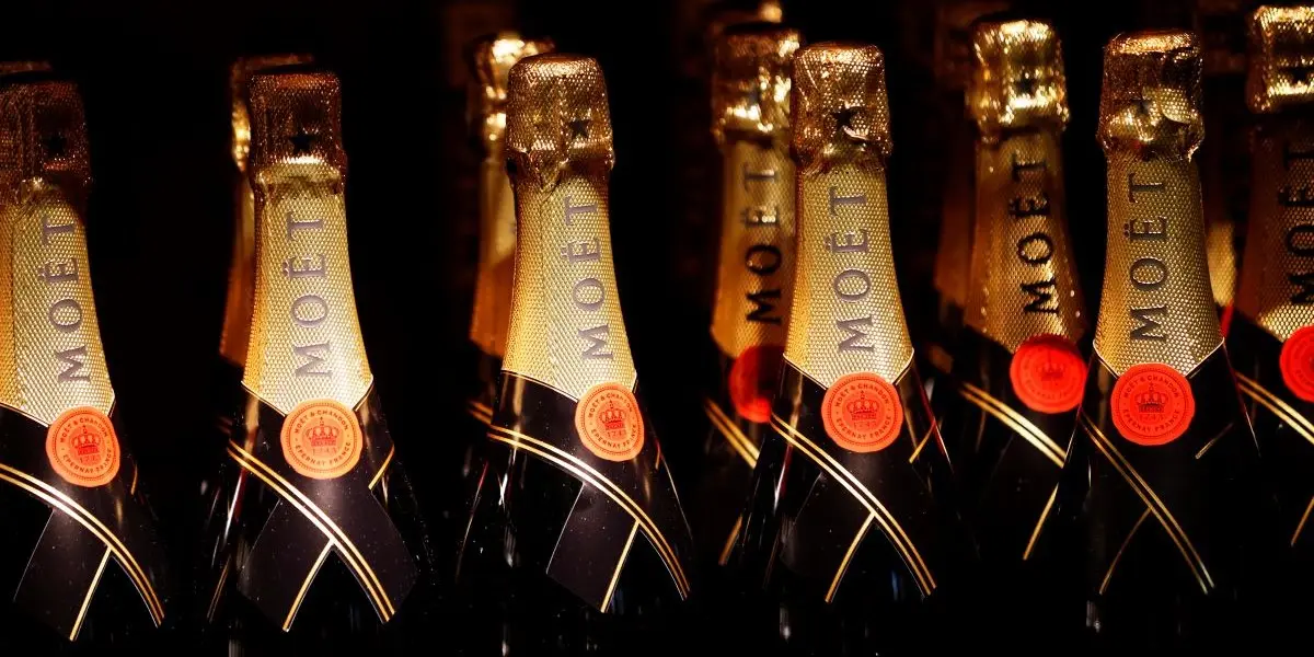 Den franska börsjätten LVMH - Europas högst värderade bolag - med bland annat champagnemärket Moet i portföljen rusar på börsen i Paris.