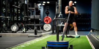 Aktien föll på sin senaste rapport men är upp 70 procent på ett år. Swedbank håller fast vid sitt köpråd.