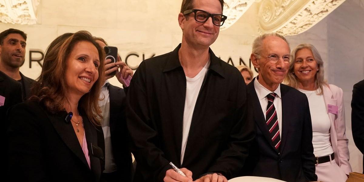 Sebastian Siemiatkowski skruvar nu ned priset på sina Klarna aktier till Flat Capital efter kritiken.