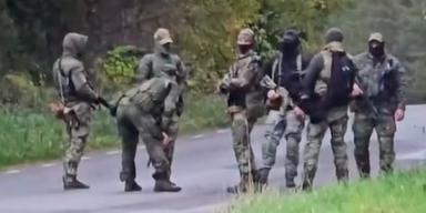 Estland stängde ner en väg mot Ryssland efter att ryska soldater syntes vid gränsen.