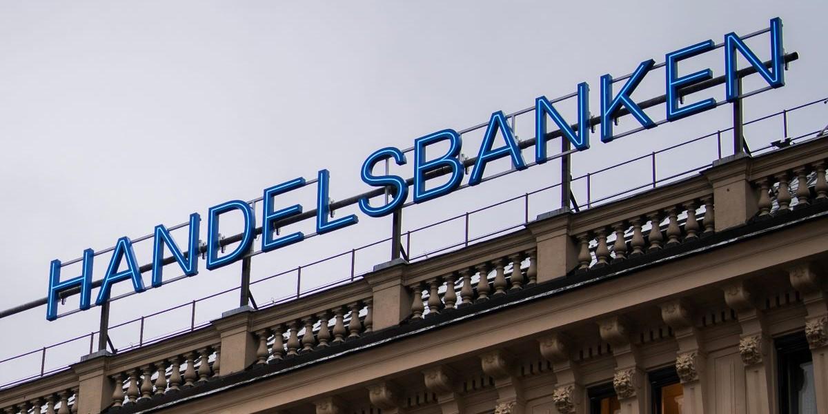 Handelsbankens aktie får kalla handen av sektorkollegan Swedbanks börsexperter.
