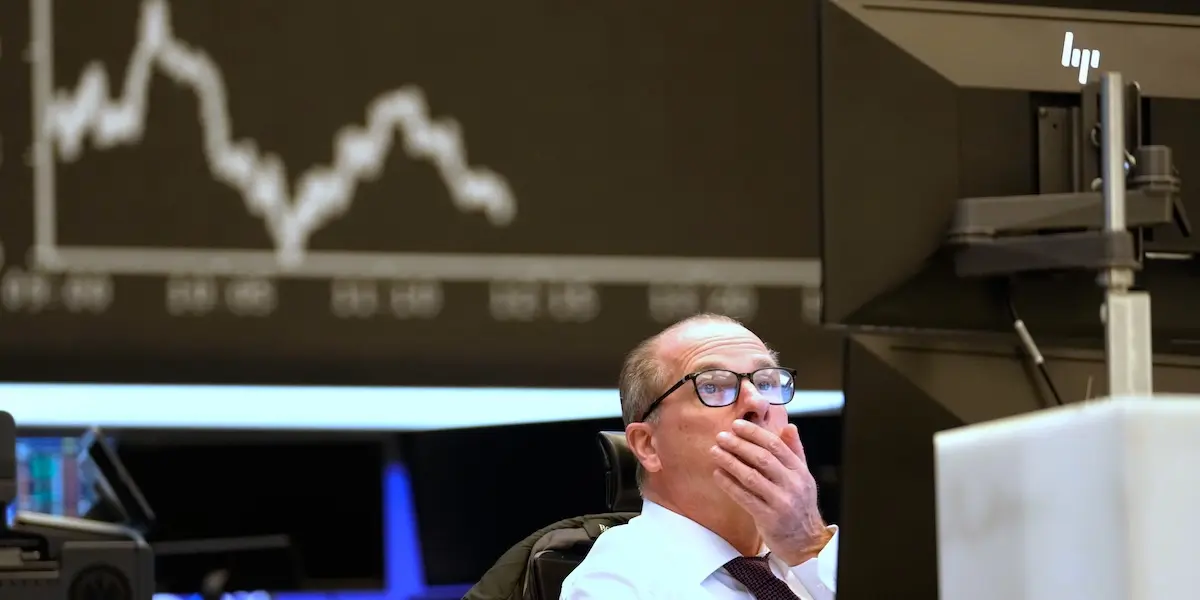 En handlare på börsgolvet i Frankfurt framför DAX-indexets kursgraf. De europeiska börserna avslutade veckan på minus.