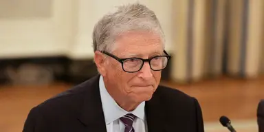 Bill Gates hävdar att liv är viktigare än klimatet.