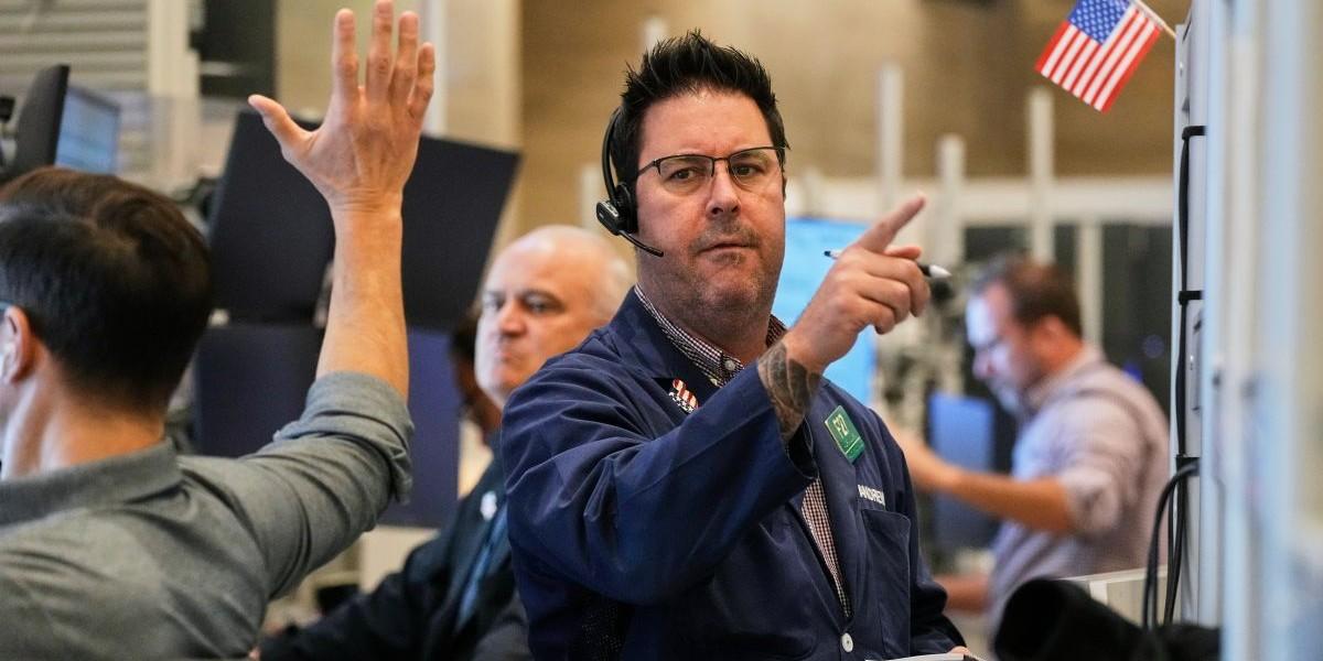 Guld upp, olja och aktier ner i USA