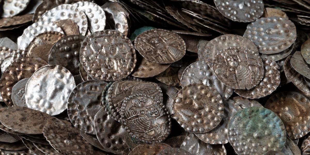 Några av silvermynten som hittades.
