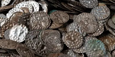 Några av silvermynten som hittades.