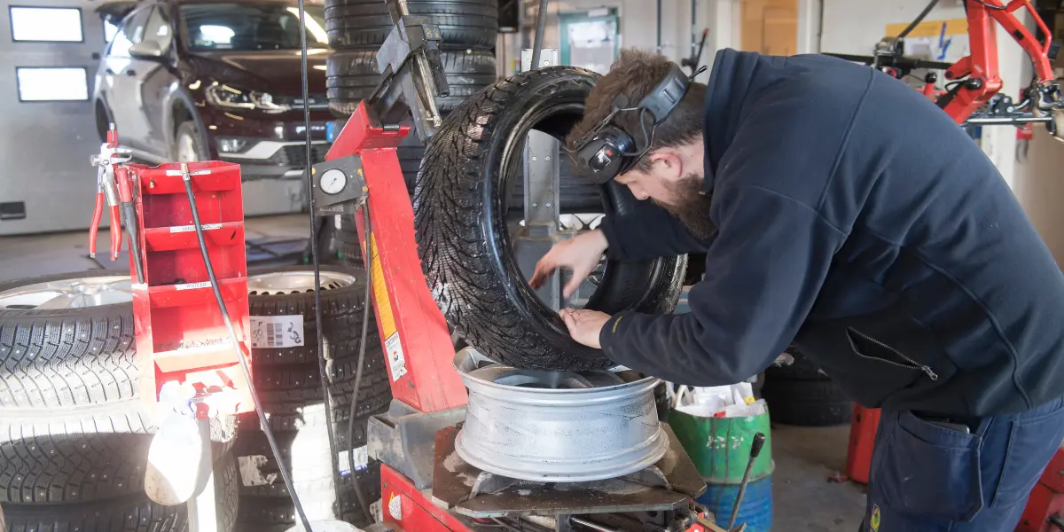 Har du koll på dina däck? Det är en livförsäkring. (Foto: Fredrik Sandberg/TT)