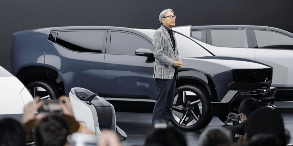 Hondas vd, Toshihiro Mibe, på mässan i Japan om Trumps politik. (Foto: Daiki Katagiri/AP/TT)