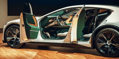 En bil körs på alger och en annan renar sig själv. Mazda är på g. (Foto: Mazda)