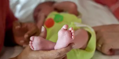 föräldrar visar upp bebis