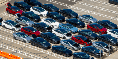 Tesla tycks inte få igång försäljningen. (Foto: Noah Berger/AP/TT)