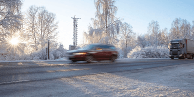 Väder är lokalt och temperaturen på vägens yta kan skifta snabbt, det innebär stora variationer i väglag. (Foto: Jonas Fältman)