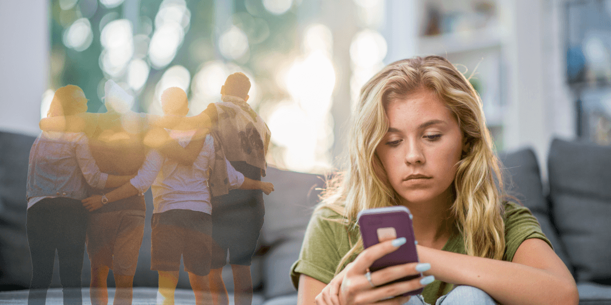 Flytt, examen och jobbbyten kan öka känslan av ensamhet, även med många vänner.