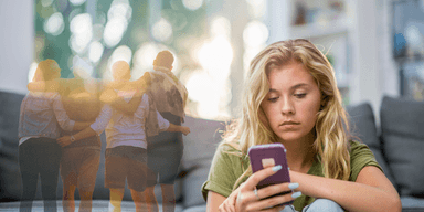 Flytt, examen och jobbbyten kan öka känslan av ensamhet, även med många vänner.