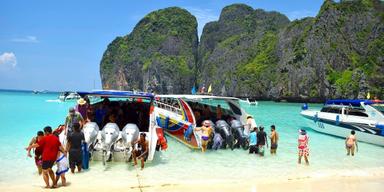 Thailand lider av överturism på många av sina populära stränder.