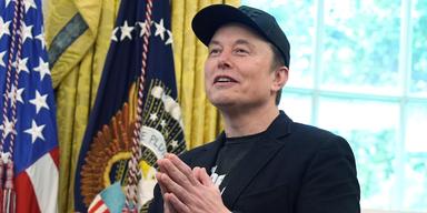 Elon Musk får en rekordlön på 1 biljon dollar efter Teslas beslut.