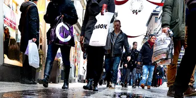 Många känner press inför julens kostnader, och impulsiva köp gör kontot tunnare än planerat.