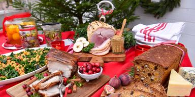 Överfullt julbord med många rätter som visar hur mycket mat lagas under julen, ofta mer än som går åt.