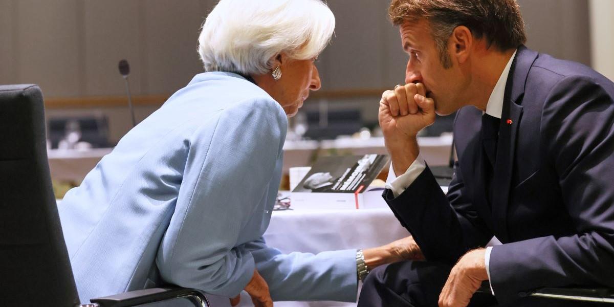 ECB:s chef Christine Lagarde och Frankrikes president Emmanuel Macron i allvarsamt samspråk. Nästa år kan Europa stå ensamma om att behöva höja räntan.