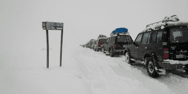 Det är absolut inte bilarna på bilden som testats. Men det är snöigt. (Foto: Alvaro Ortiz on Unsplash)