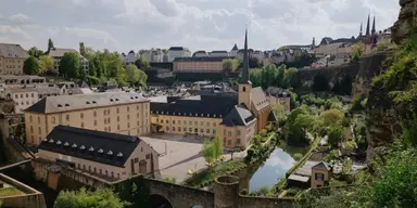Vy över Luxemburgs stadskärna, som representerar Europas högsta inkomster efter skatt enligt ny kartläggning.
