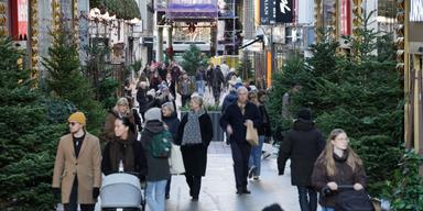 Angriper chefslönerna i handeln