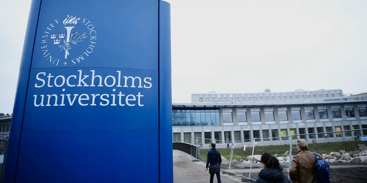 Skylt med logotyp för Stockholms universitet, som haft flest AI-relaterade avstängningar bland studenter.