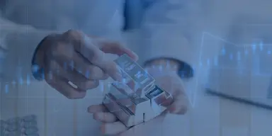 Hand som håller silvertackor med överlagrad graf – symboliserar silvrets uppgång på råvarumarknaden.