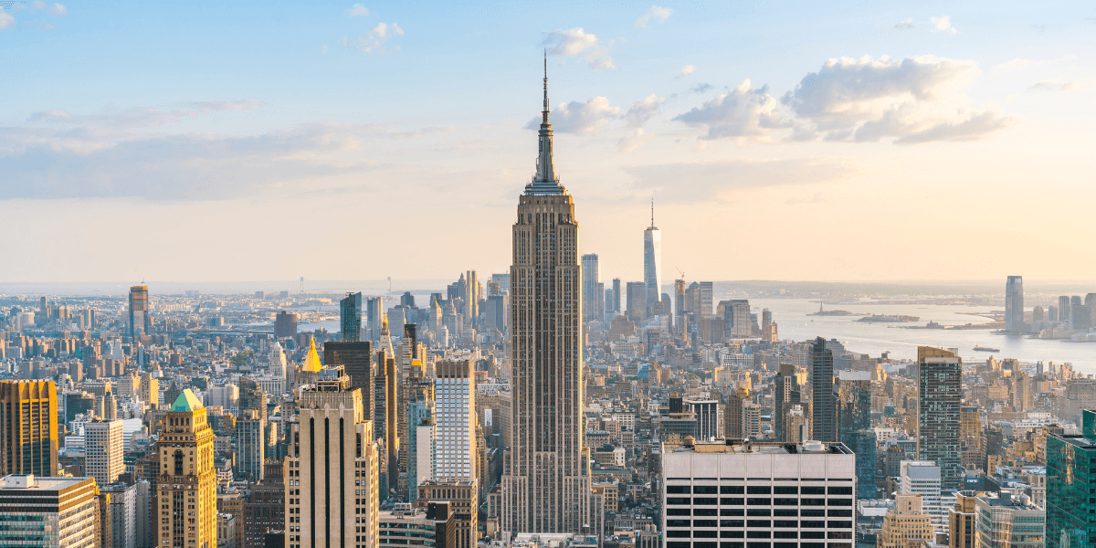 Vy över New Yorks skyline med Empire State Building, symbol för USA:s ekonomiska dominans.