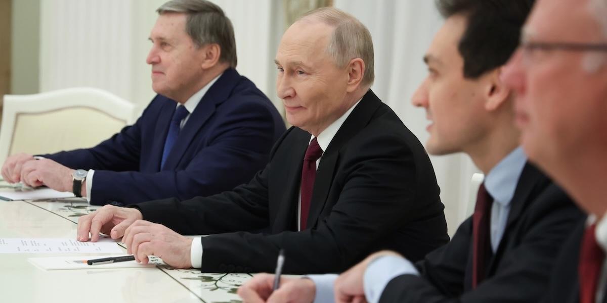 Putin välkomnar USA vid diskussionsbordet i Moskva, men Europa och Ukraina är inte välkomna.