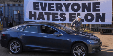 Tesla går inte som det är tänkt, siffrorna är inga glädjesiffror just nu. (Foto: Kirsty Wigglesworth/AP/TT)