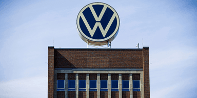 Volkswagens logotyp vilar tungt över en koncern i omställning – där miljardbesparingar, färre chefer och tusentals jobb står på spel. (Foto: Moritz Frankenberg/AP/TT)