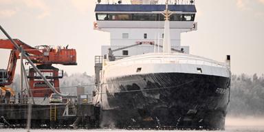 Ryskt fartyg stoppat - två anhållna