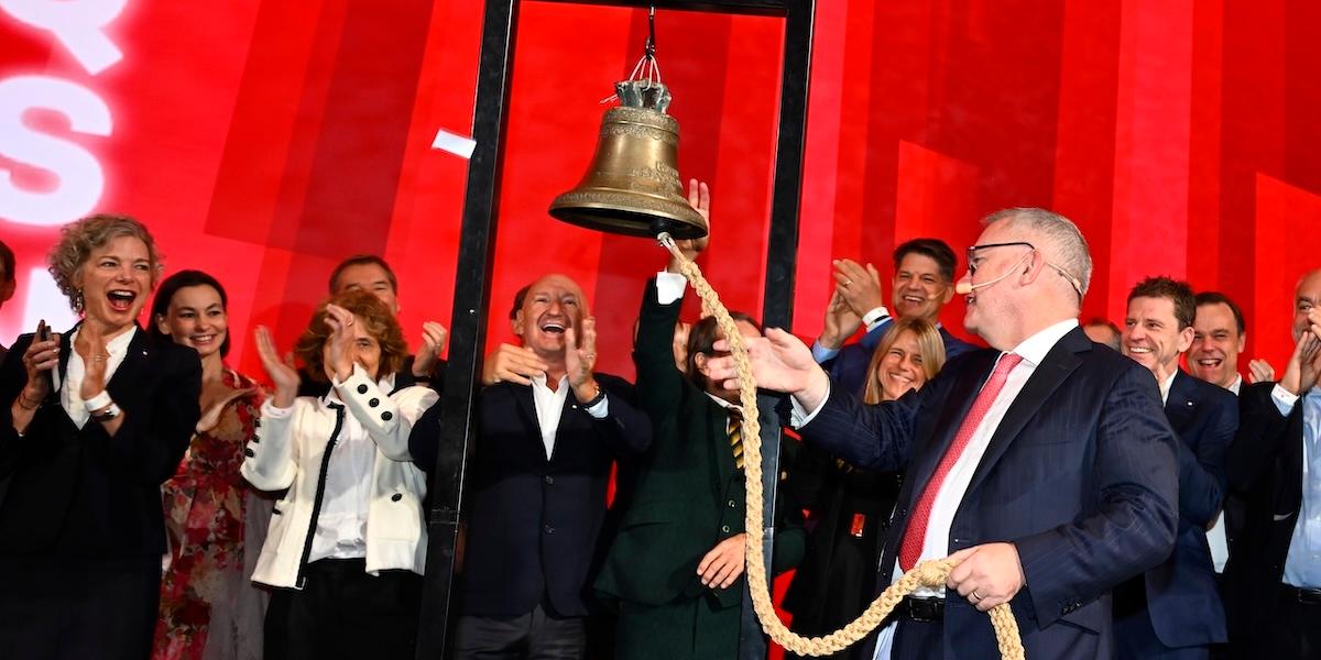 Sverige lockar till sig allt fler investerare och Stockholmsbörsen är glödhet. På bilden syns Austin Lally vd för Verisure-koncernen som ringer i klockan på larmföretagets första handelsdag på Stockholmsbörsen i oktober 2025.