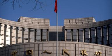 Kinas centralbank vill minska trycket nedåt på yuanen genom att justera bankers köp av dollar
