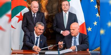 Italiens premiärminister Mario Draghi, längst bak till höger, Algeriets president Abdelmadjid Tebboune, längst bak till vänster, Sonatrachs ordförande och vd Toufik Hakkar, längst fram vänster, och Enis vd Claudio Descalzi längst fram höger, undertecknar ett avtal om naturgas, i maj 2022
