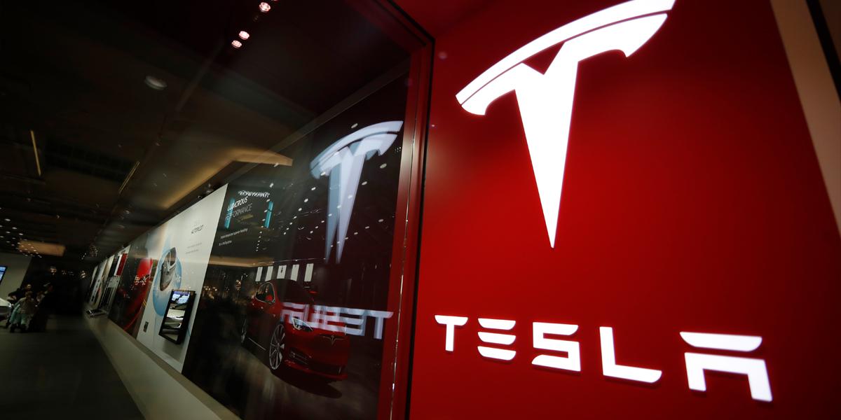 Teslas aktie rusar tvåsiffrigt efter besked om ny billig modell